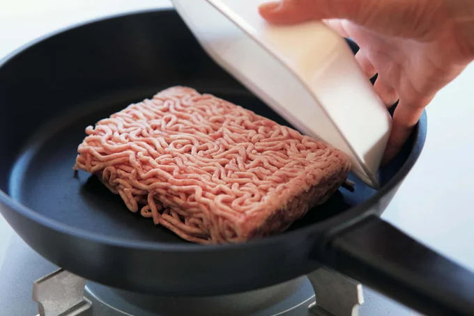 フライパンにひき肉をパカッと入れたら、ほぐさずこんがり焼く。