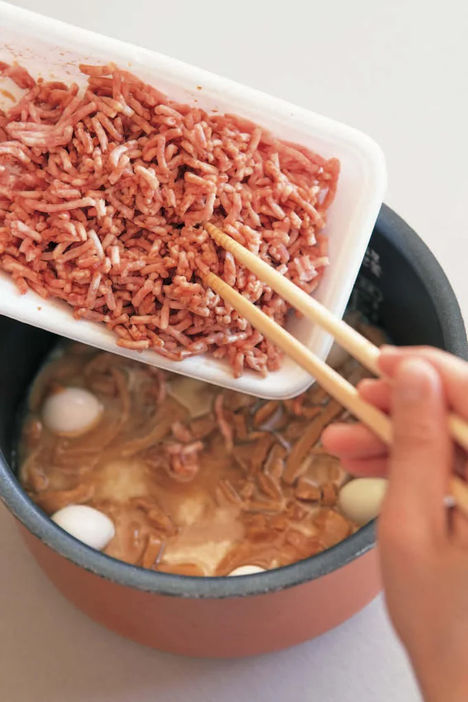 パックの中で調味したひき肉を炊飯器に投入！