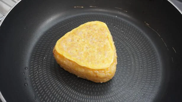 卵焼きのようなオムライスを食べているような不思議な新感覚!