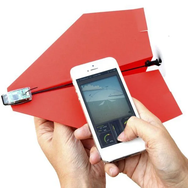 【写真を見る】普通の紙飛行機がアプリケーションで制御可能なマシンに変身！