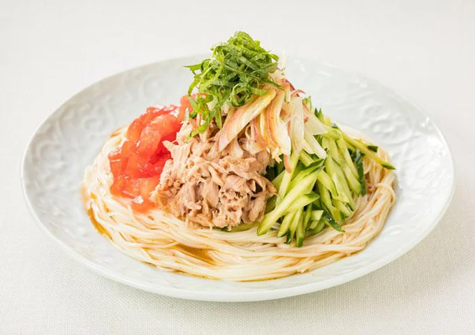 さっぱりテイストなのに、ツナで食べ応えも充分！「ツナとトマトの梅風味そうめん」