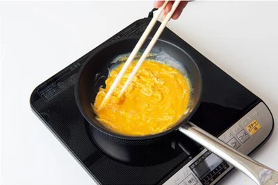 菜箸でふち側の卵液を内側に入れるようにして、全体的に混ぜます