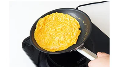 動きを止めて10秒ほどで卵が焼かれてフライパンからはがれてきます
