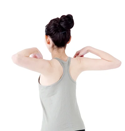 背中の筋肉がかたくなると肩甲骨の動きが悪くなり、肩こりが悪化。背中をほぐして肩甲骨の動きを取り戻すのが、「肩甲骨はがし」