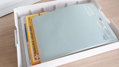 新聞紙やノートなどを上に重ねて入れておくと、小さい文具も散らばったりしません