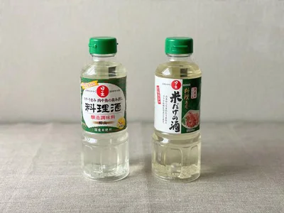 日の出みりん「料理酒（醇良）」（左）と、「料理専用米だけの酒」（右）