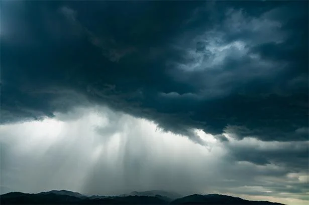 急に空が暗くなったり冷たい風が吹いてきたりしたら、積乱雲接近の可能性あり