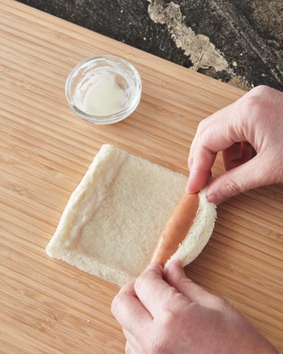 食パンとソーセージの間にすき間ができないようしっかり巻きつけて。