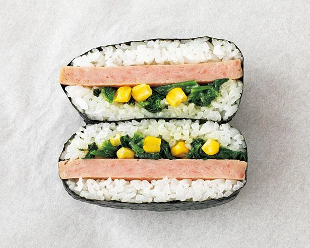 ご飯でおかずをサンドするからこれだけでボリューム満点！「サンドおにぎり」の作り方