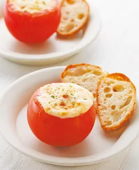 アツアツをぜひ召し上がれ！「まるごとトマトグラタン」／簡単ウマい！もりもり野菜レシピ（5）