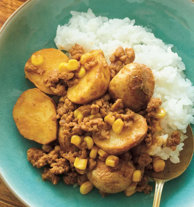 ケチャップベースのカレー味で食べやすい「新じゃがのドライカレー」