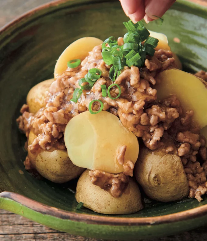 やさしい味わいのとろみあんをたっぷりからめて「新じゃがのそぼろあんかけ」