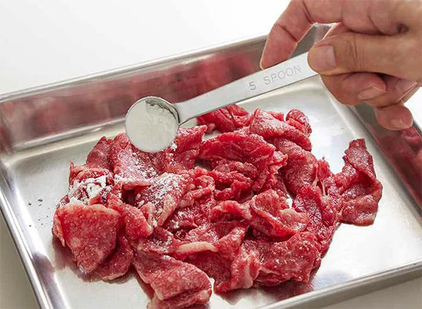 牛肉に小麦粉をまぶしておくと、肉が固くならない