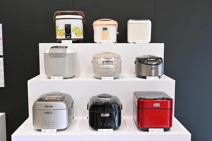 1972年に業界初のジャー炊飯器を開発した三菱電機。以来、数々の新提案で、高火力にこだわった味づくりを追求。歴代の炊飯器には、世界初の蒸気レス炊飯器などもある