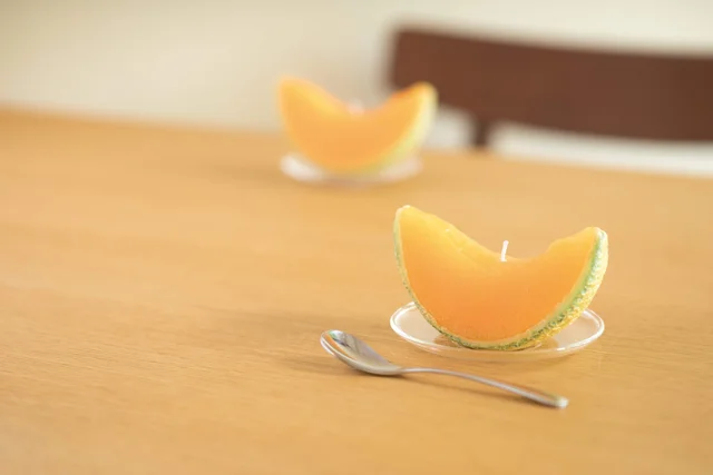 どこからどう見ても完熟メロン！ 本物そっくり「好物キャンドル」でご先祖様もにっこり