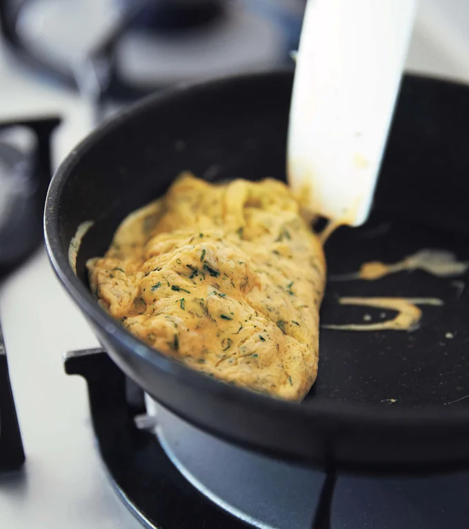サラダ油をよく熱したフライパンに卵液を一気に入れ、大きく混ぜて、卵がふわふわになったらボウルに戻す。