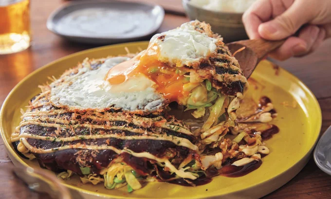 ふわふわ生地とトッピングで2つのおいしさ!「ダブル卵のお好み焼き風」