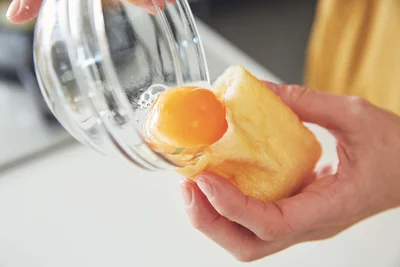 卵は小さめの容器に1個ずつ割っておくと、油揚げに入れやすい。
