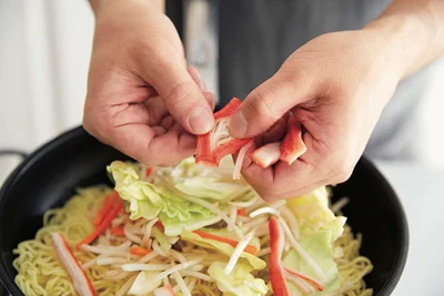 麺と具をフライパンに入れて混ぜたら...