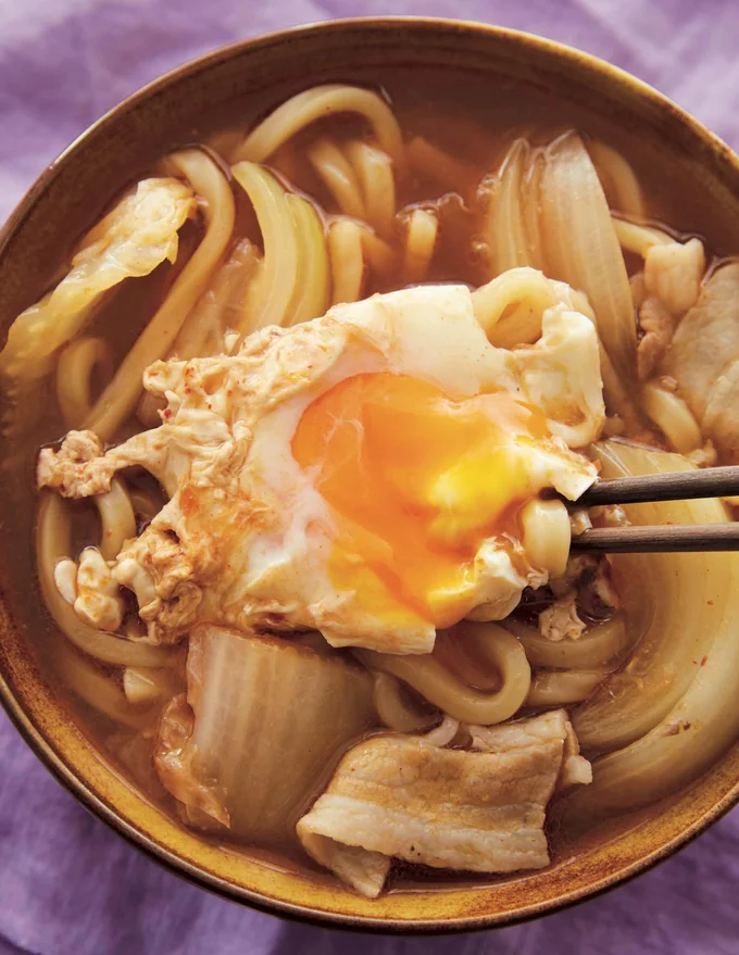 鍋に入れたらほぼ完成！「豚キムチと落とし卵のうどん」