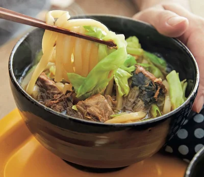 みそ煮缶を汁ごと使って「さば缶とキャベツのみそ煮うどん」