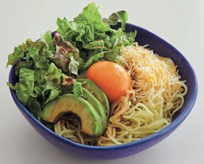 焼きそば用麺をレンチン！ 実働3分でおいしくできちゃう「のっけあえ麺」2選