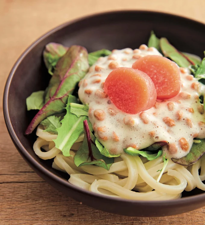 さっぱり納豆とコクありたらこをからめて「たらこのせふわふわ納豆うどん」／暑い日に食べたいうどん画像（1/30）