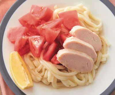 サラダチキンやしらすでうまみあり！ 加熱いらずの具で作る「のっけあえうどん」2品