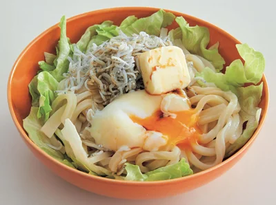 バターをからめてまろやか！「しらすバターうどん 温玉のせ」