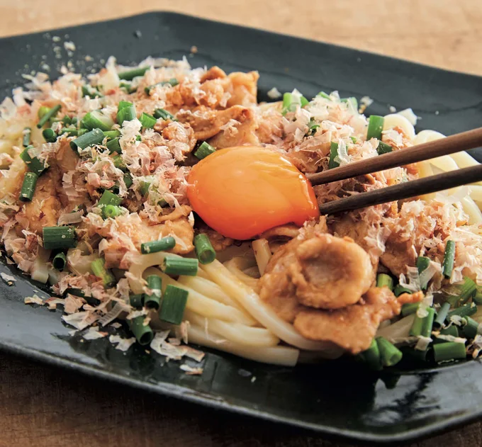 にんにくをきかせた甘辛味で食べごたえあり！「豚こまの油そば風うどん」