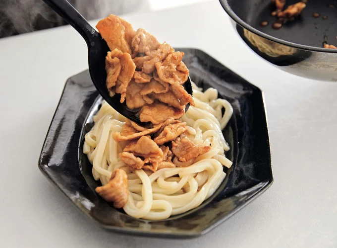 レンチンした麺にのせるだけ!