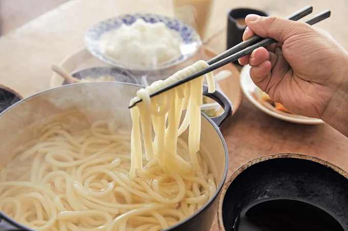 冷凍うどんをゆでて、鍋ごとドン！ めんつゆを用意したらあとはお任せ。