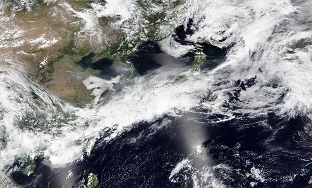 梅雨前線に伴って、東西に帯状の雲がのびている