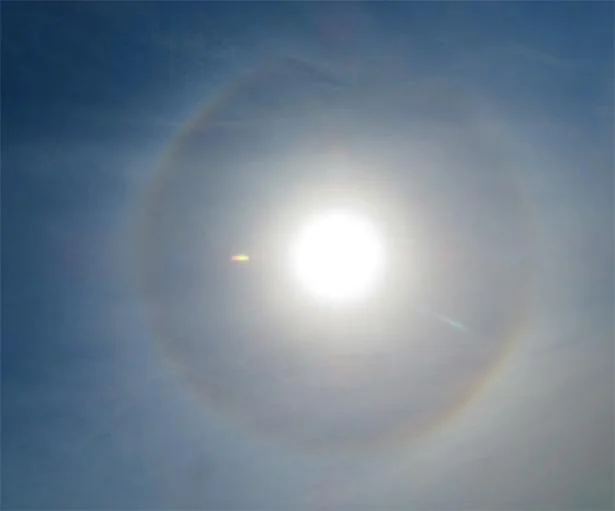 太陽や月のまわりに光の輪がかかると雨