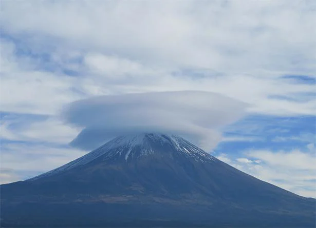 山が笠をかぶると雨