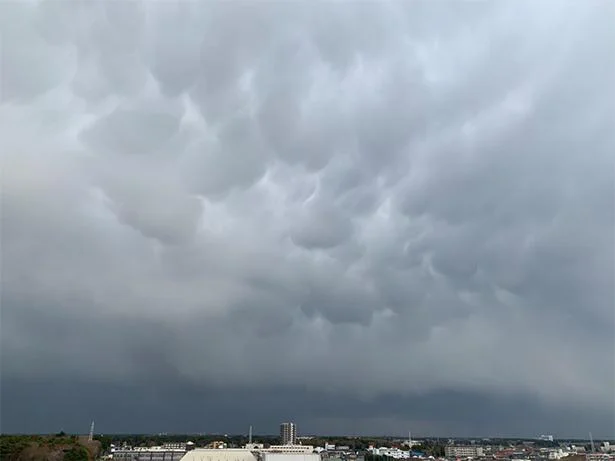 暗い雲の底に乳房雲が広がると大雨