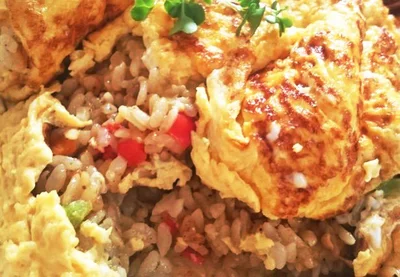 一番ハマった食べ方は、焼いた卵をのせてオムライス風。パンチのある味のピラフが、少しまろやかになる