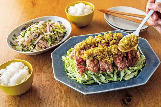 ほぐさずそのまま揚げ焼きに！ 副菜も混ぜるだけ「豚こまの油淋豚（ユーリントン）」の献立