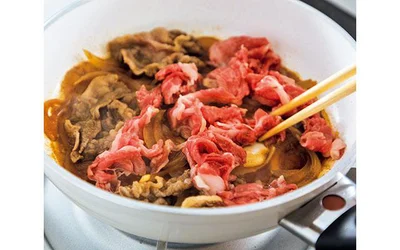 牛丼や肉じゃがなど、しょうゆ味の煮ものをウスターソースで作ると、ちょっと新鮮