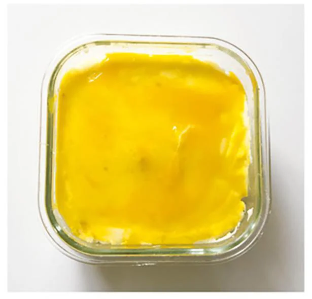 耐熱容器にしき詰め、卵黄を塗る