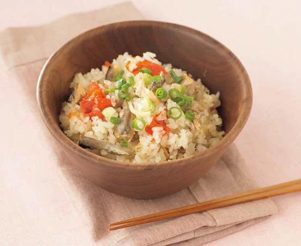 さば缶を汁ごと入れて、魚介のうまみたっぷり！「さば缶トマト炊き込みご飯」／「おいしい！」が詰まった作り置きごはん（5）