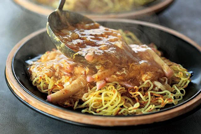 【元カリスマホストのスピード麺料理】具材は卵とかまぼこだけ！フライパン1つで作る「あんかけ焼きそば」