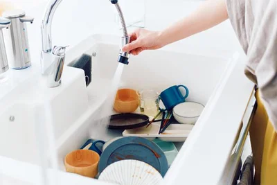 1　まずは「食器の予洗い」！使った食器を食洗機に入れる前に、ザッとお湯をかけて大きな汚れを落とします。その後、食洗機にセットして洗浄スタート