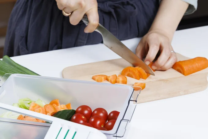 「使い切り野菜BOX」に野菜をざくざく刻んだまま入れておけば、すぐに使えて便利！