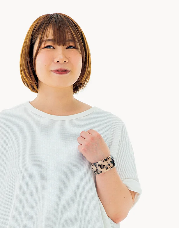 夏の定番白トップスを「太見え」させない奥の手！ドルマンスリーブは「凹凸のある素材感」がカギ【奇跡の-5キロ見せ】