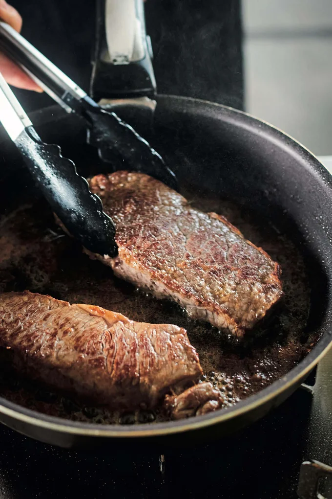 2〜3回上下を返し、肉の表面が程よい焼き色になるまで均一に焼き上げます。