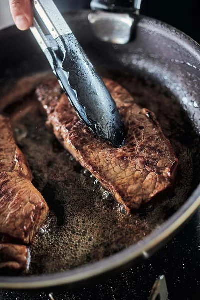 肉をトングなどで押してみて、すぐ戻るようになったら中まで熱が入った合図。