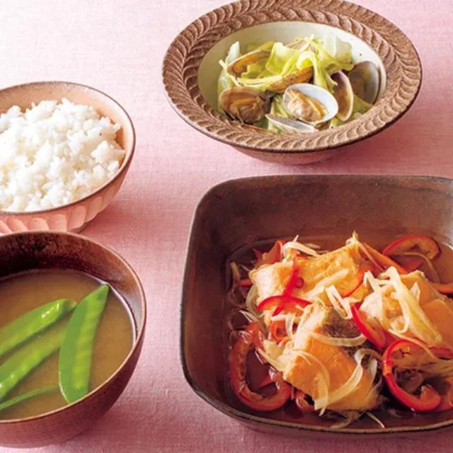 鮭にあさりと野菜を加えて蒸し焼きに「鮭の即席南蛮献立」／時短献立レシピ（15/20）