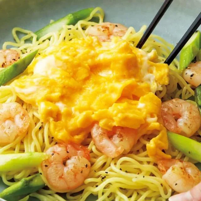 アスパラの歯応えがいい！「えびとアスパラの塩焼きそば」／アスパラのレシピ（18/ 30）