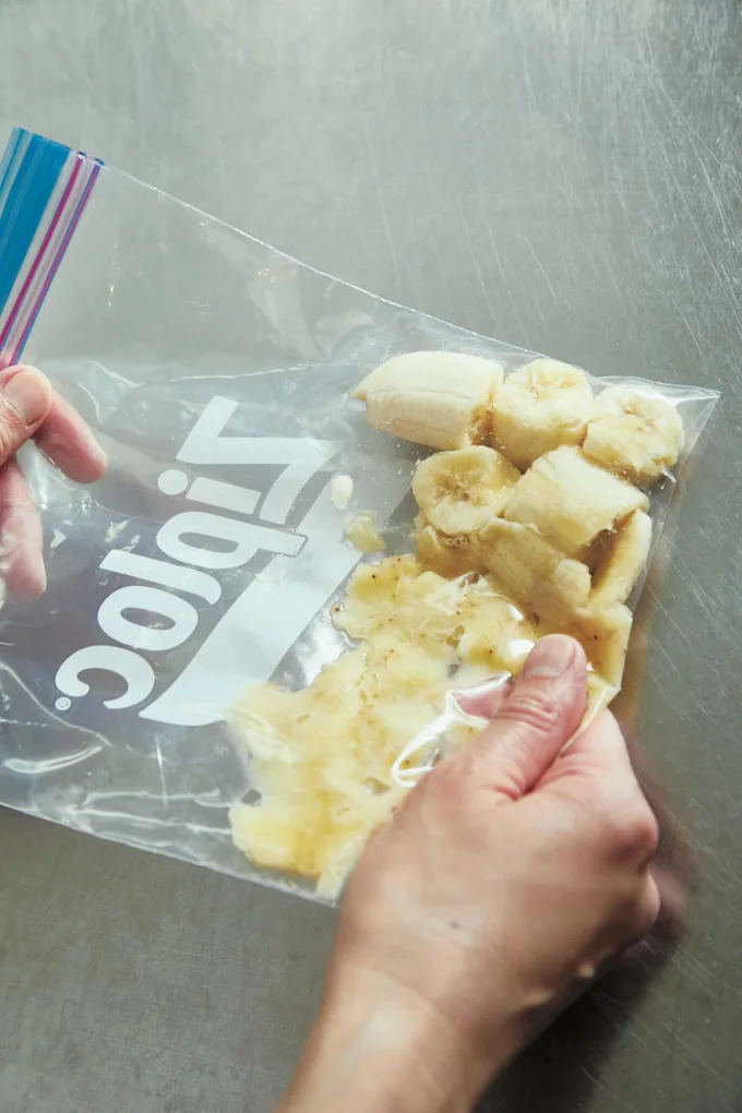 ファスナーつき保存袋にバナナを入れ、口を閉じて、袋の上から滑らかになるまで押し潰す。